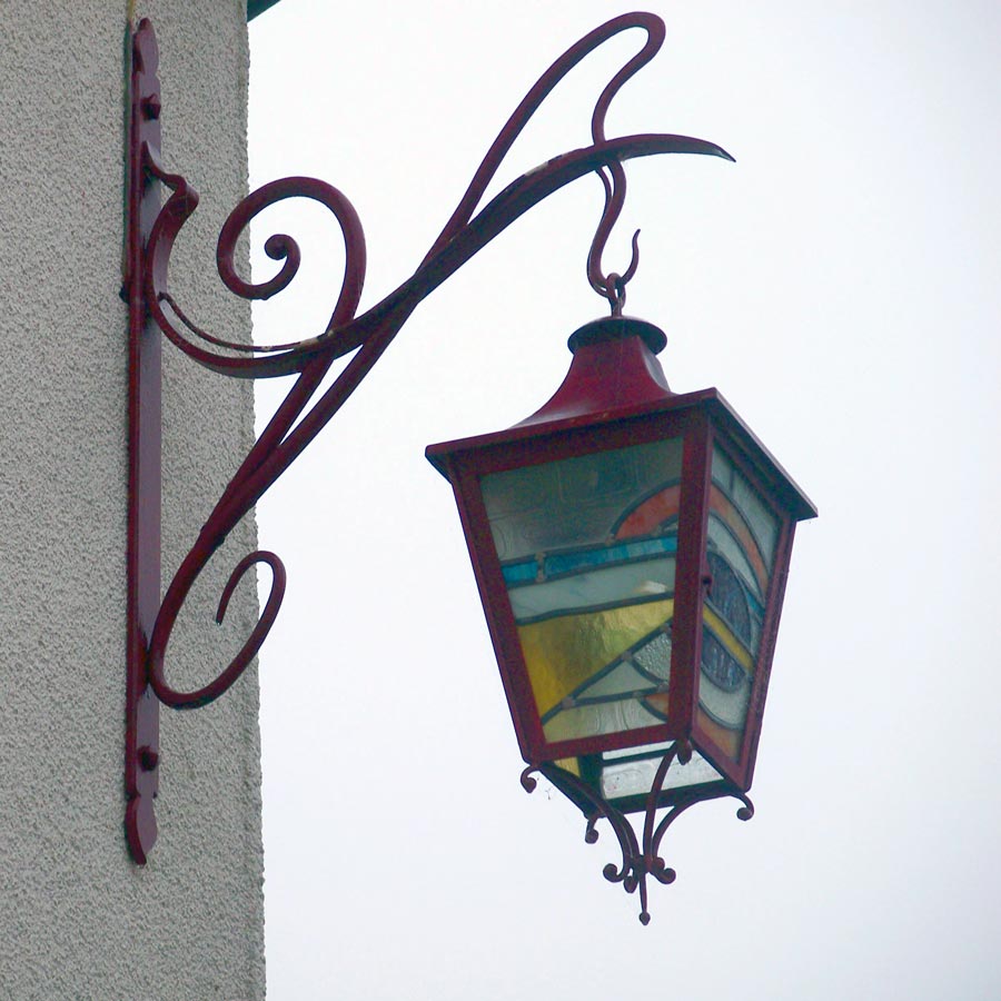 lanterne et potence en fer forgé et vitraux
