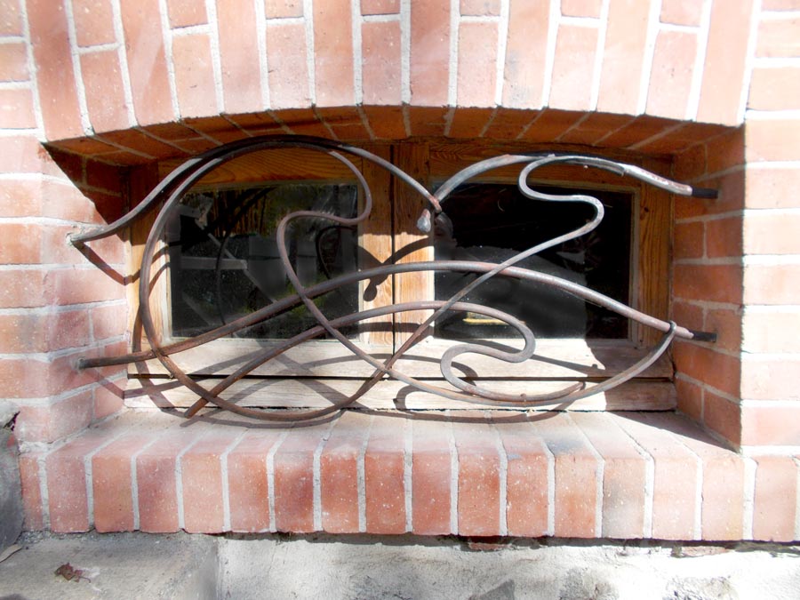 grille de fenêtre de cave en fer forgé