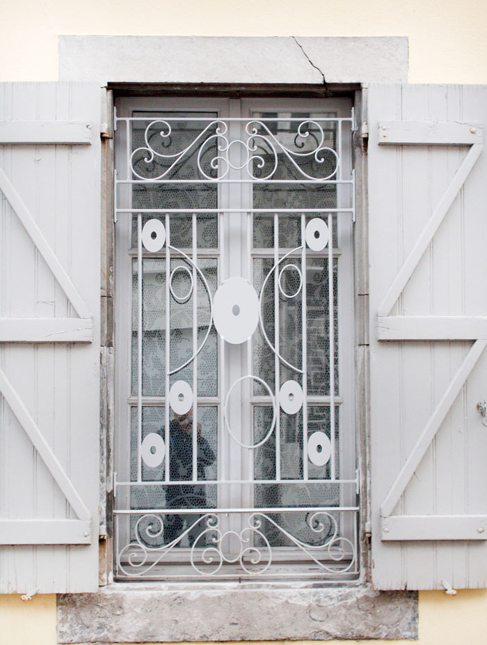 grille de fenêtre en métal peint gris