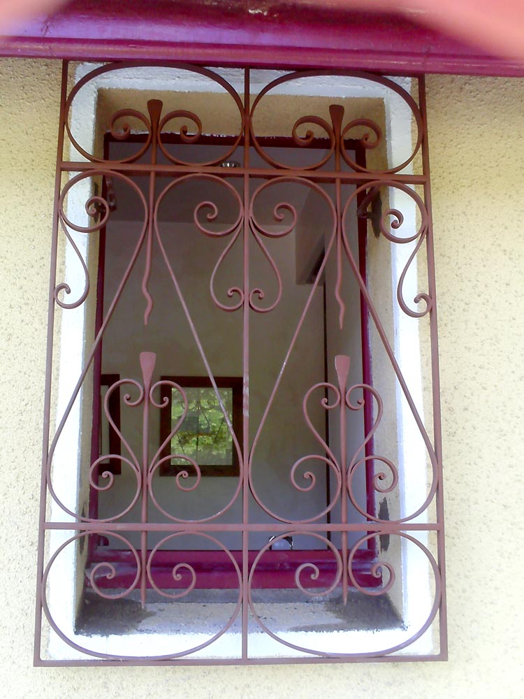 grille de protection fenêtre en fer forgé