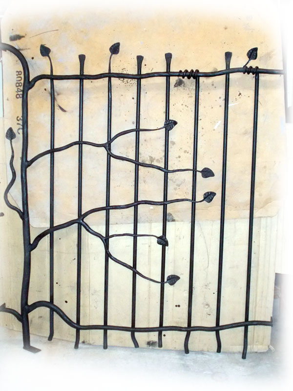 grille de fenêtre en métal style végétal