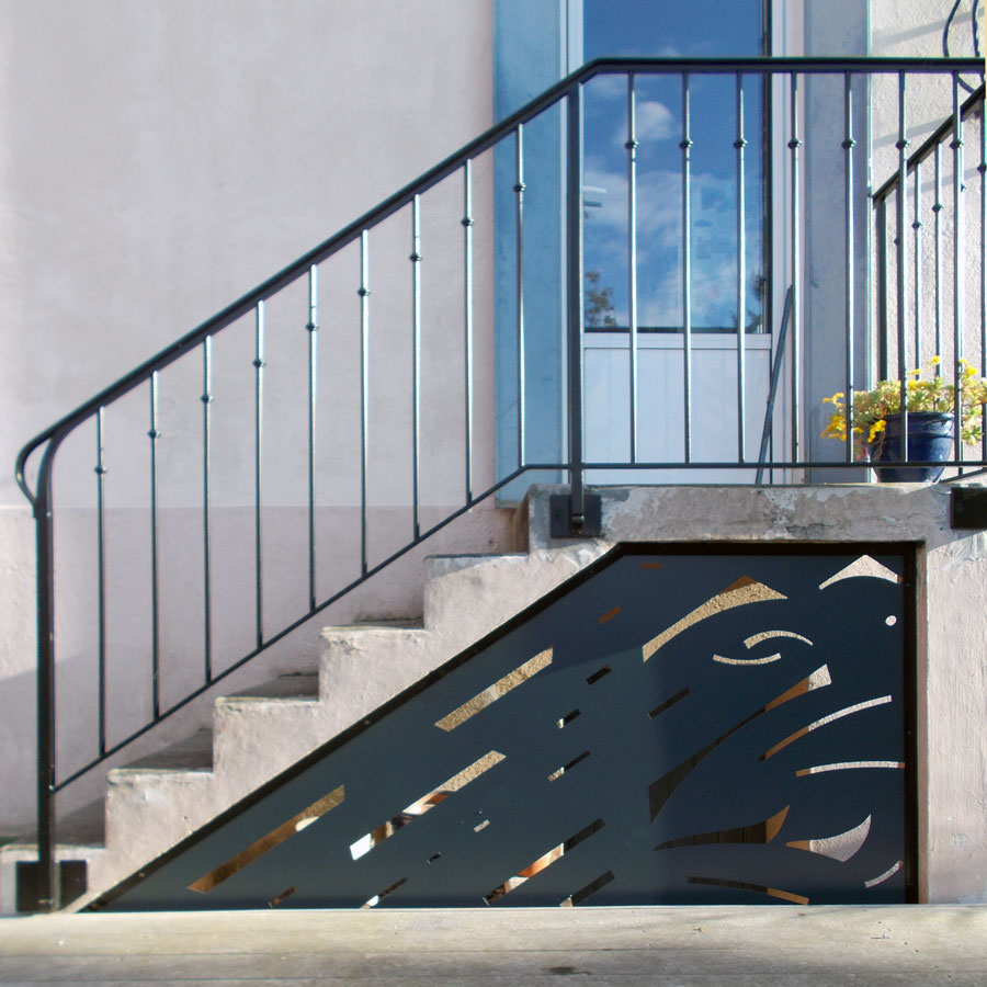 rampe d'escalier et plaque de masquage ajourée découpée au laser