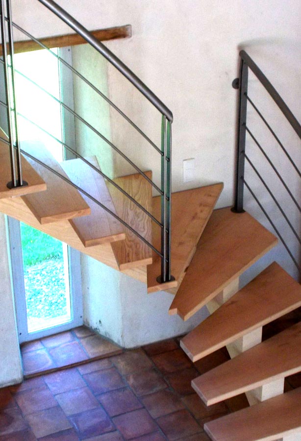 rampe d'escalier en métal brossé et vernis