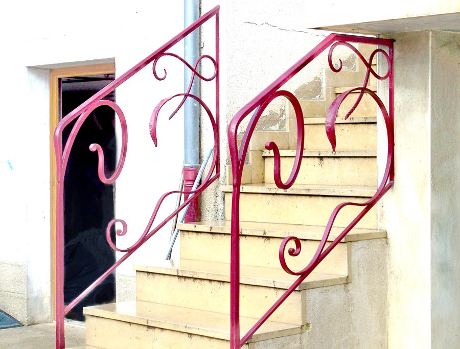 rampes d'escalier style art nouveau en fer forgé rouge