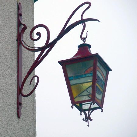 lanterne fer forgé et vitrail avec potence
