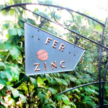 enseigne en fer forgé avec lettrage en zinc